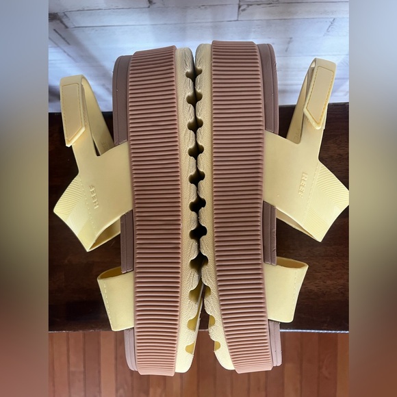 Reef Water Vista Platform Slingback Sandal in Yellow.  Size 10 - Picture 7 of 9